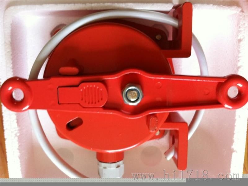 KLT2-1雙向拉繩開關， 拉繩開關一般分為手動復位和自動復位兩種類型，它們都需要達到國家規(guī)定的IP等級才算是合格。自動復位是什么意思呢，就是說在進行動作之后可以自動的回到初始的位置，不過這種拉繩開關有可能造成誤差啟動。手動復位又是什么呢，就是在動作之后有一個自鎖裝置可以保持在操作的位置上，需要我們對開關的手動操作復位手柄進行操作才能夠使得其返回到初始的位置。每一種開關都有它自身的優(yōu)點，我們在選擇的時候就根據(jù)自己想要的進行選擇就好了，關鍵是買好的正規(guī)廠家生產(chǎn)的產(chǎn)品。，兩級跑偏開關，優(yōu)質(zhì)供應商