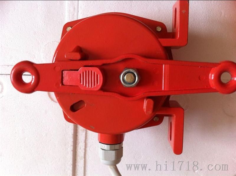 HFKLT2-S，雙向拉繩開關(guān)，優(yōu)質(zhì)供應(yīng)商，產(chǎn)品特征：雙向拉繩開關(guān)采用鋁合金精密鑄造殼體，強(qiáng)度高、重量輕。外殼防護(hù)達(dá)到IP67,可在惡劣環(huán)境中工作。受權(quán)用進(jìn)口微動(dòng)開關(guān)觸點(diǎn)容量大、動(dòng)作靈敏、可靠。拉繩開關(guān)主要用于帶式傳送機(jī)安全保護(hù)及防止膠帶對周邊人員造成傷害，雙向拉繩開關(guān)如下：1緊急停機(jī)：當(dāng)膠帶機(jī)在運(yùn)行過程中出現(xiàn)異常情況時(shí)，只要拉一下就近的停機(jī)線纜就可以將膠帶機(jī)下來，避免人身或設(shè)備事故的發(fā)生。2 雙向拉繩開關(guān)禁置啟動(dòng)：當(dāng)維修人員沒有撒離或淌存其他異常情況時(shí)，只要將拉繩開關(guān)鎖定在停機(jī)位置，就不用擔(dān)心膠帶機(jī)被誤啟動(dòng)，檢修人員的安全也就有了保證。雙向拉繩開關(guān)產(chǎn)品使用于電力、煤礦、建材、碼頭冶金等行業(yè)，專門從事散料輸送的帶式輸送機(jī)。，廠家