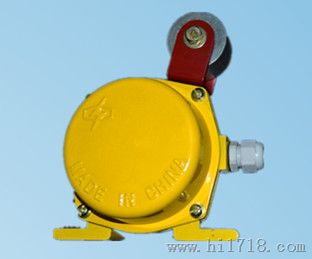 JDK-2料流檢測器（開關(guān)），LLJ-A、LLJ-B型料流檢測器采用微動開關(guān)，輸出狀態(tài)設(shè)有常閉節(jié)點(diǎn)二個，常開節(jié)點(diǎn)二個。用戶可根據(jù)需要進(jìn)行安裝，適用于不同的角度檢測。當(dāng)膠帶運(yùn)輸機(jī)空載運(yùn)動時，觸板于靜止?fàn)顟B(tài)，并垂直于膠帶面。當(dāng)膠帶機(jī)有載時(包括逆向)，該機(jī)的觸板被物料推動而偏轉(zhuǎn)。當(dāng)轉(zhuǎn)角度大干20’時，檢測器行程開關(guān)轉(zhuǎn)換。用戶可將其接至控制室內(nèi)，以便檢測輸送機(jī)現(xiàn)場的輸送狀態(tài)，也可將其與自動灑水裝置配套使用，實(shí)現(xiàn)有料時自動灑水功能。配置地址編碼終端器，可實(shí)現(xiàn)料流數(shù)據(jù)信號遠(yuǎn)距離控制管理。LLJ-A料流開關(guān)適用于煤礦、碼頭，電力、冶金建材，化工等行業(yè)輸送散料用帶式輸送機(jī)。，性能穩(wěn)定持久